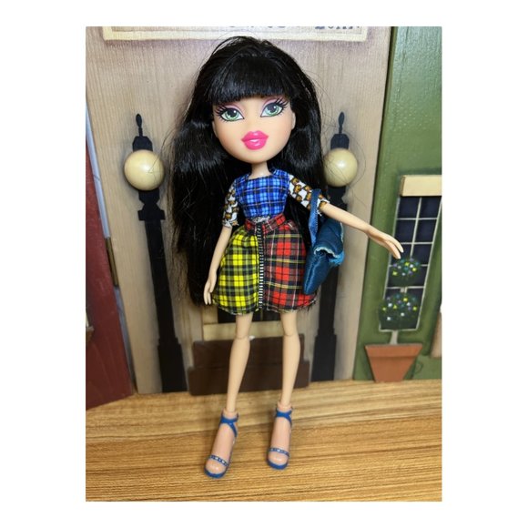 Vintage Bratz Jade Doll 2015 Green Eyes Long Black Hair 10" - Picture 1 of 9